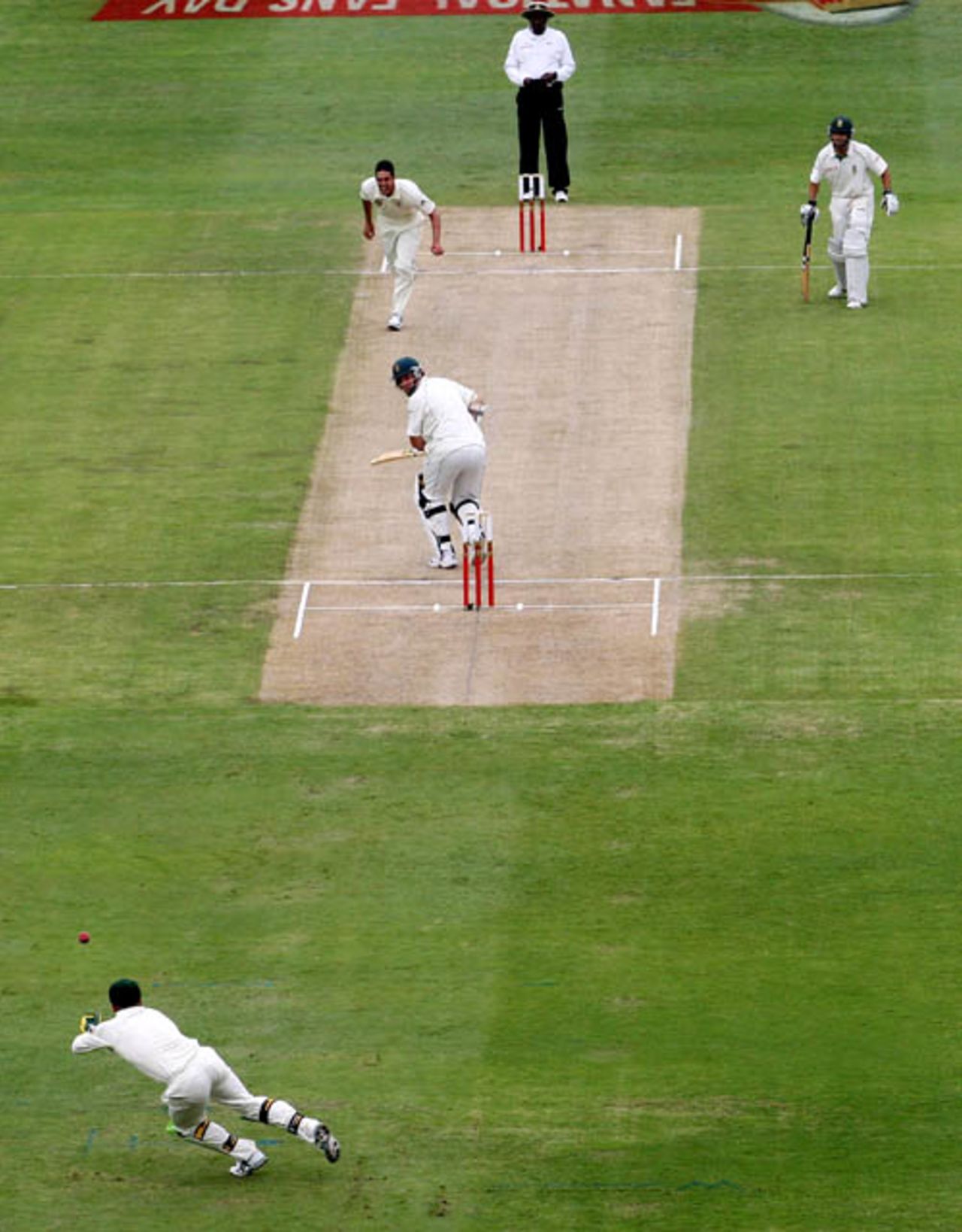 Brad Haddin dives to pouch an edge from Graeme Smith, South Africa v Australia, 1st Test, Johannesburg, 2nd day, February 27, 2009