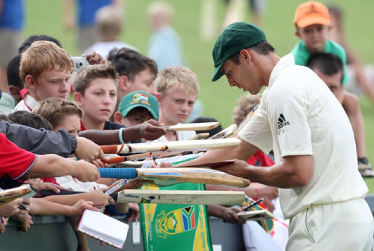 Mitchell Johnson signs autographs, South Africa v Australia, 1st Test, Johannesburg, 2nd day, February 27, 2009