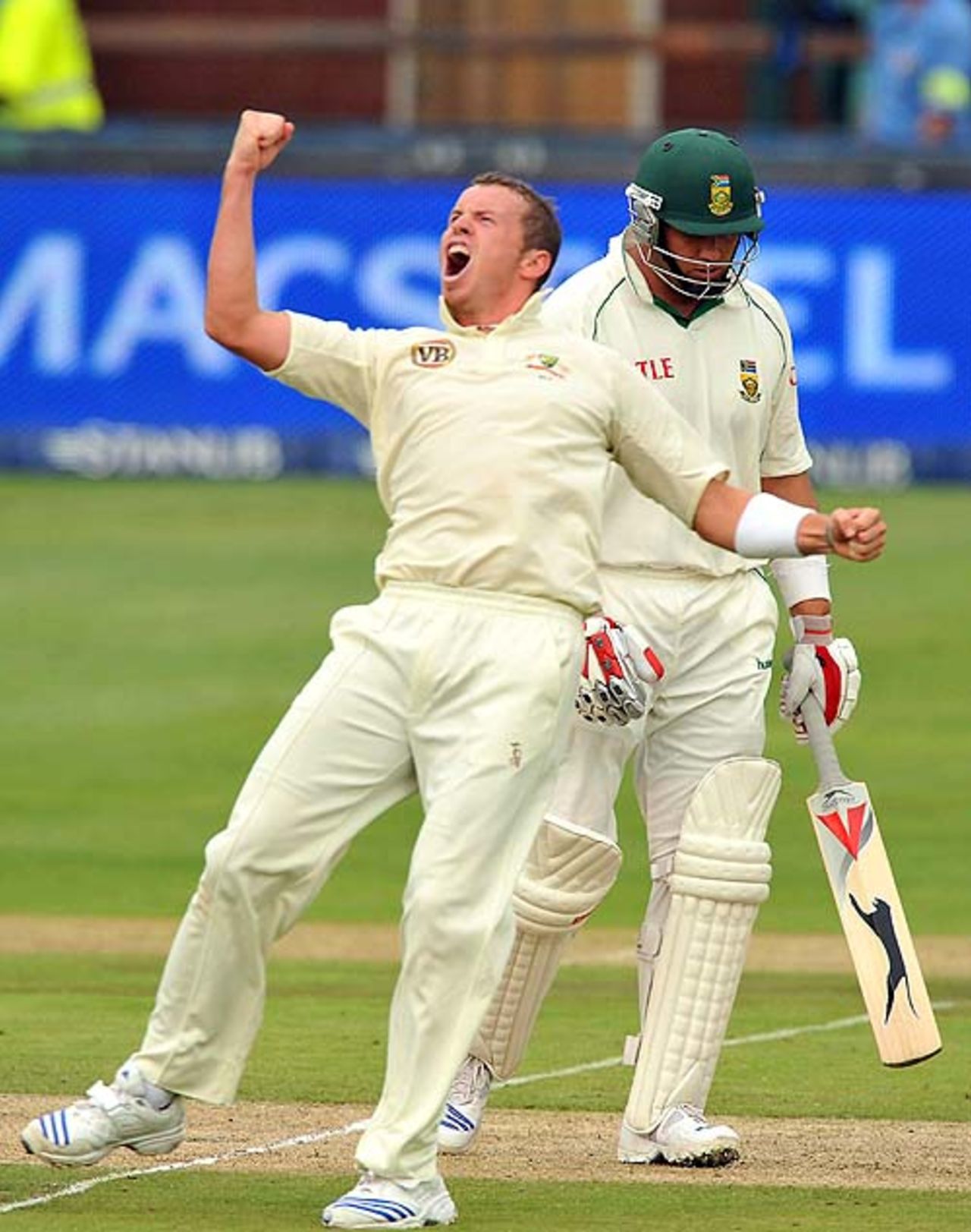 Peter Siddle celebrates the wicket of Jacques Kallis, South Africa v Australia, 1st Test, Johannesburg, 2nd day, February 27, 2009