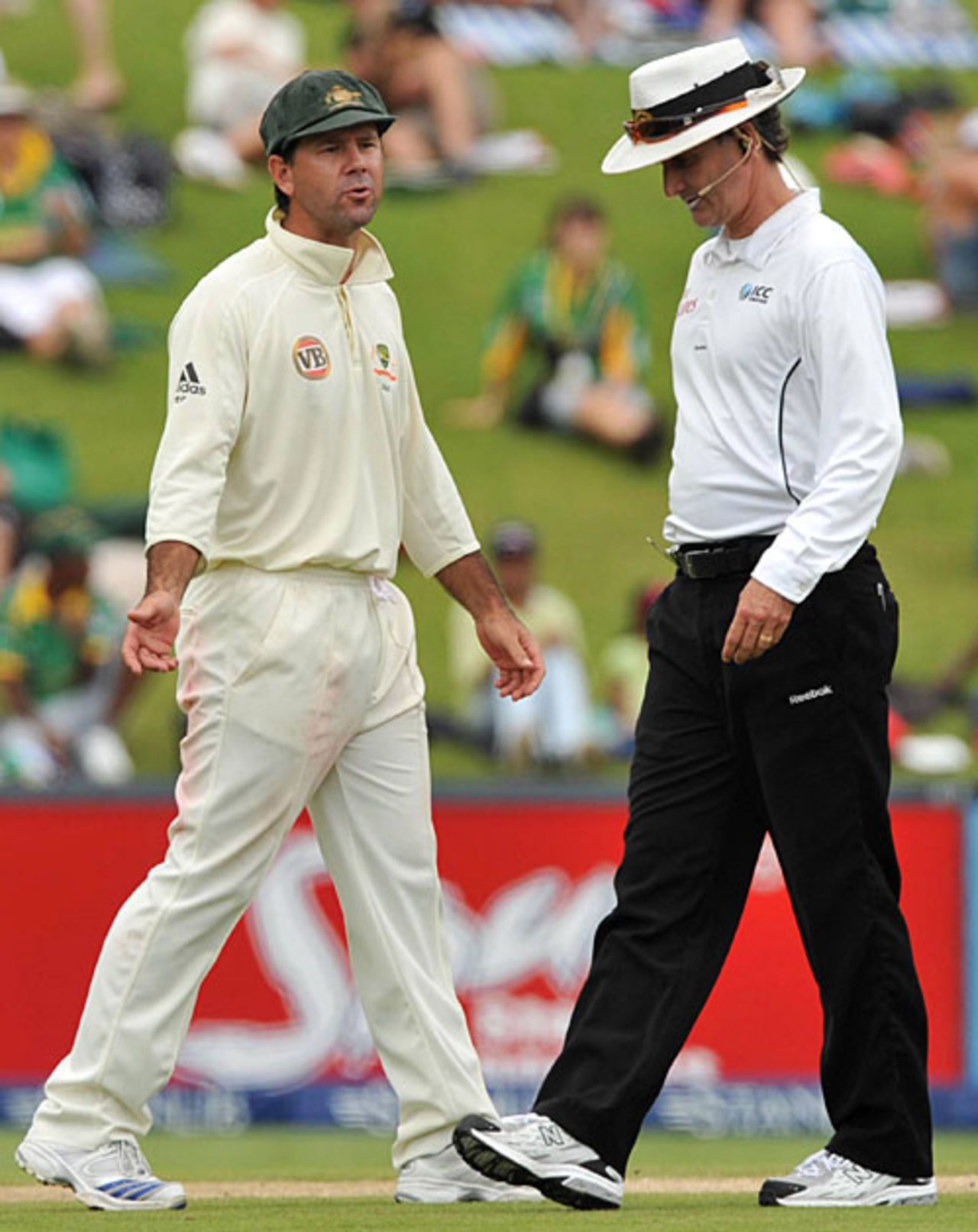 Ricky Ponting is not happy with a withdrawn referral, South Africa v Australia, 1st Test, Johannesburg, 3rd day, February 28, 2009