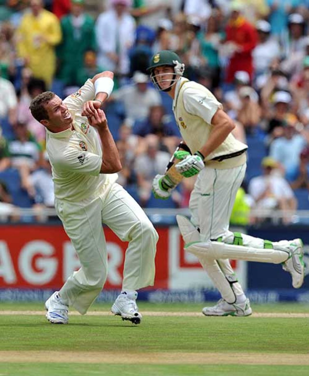 Peter Siddle holds on to a catch off Morne Morkel, South Africa v Australia, 1st Test, Johannesburg, 3rd day, February 28, 2009