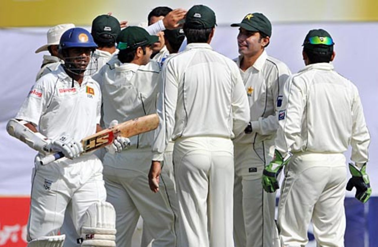 Pakistan celebrate Malinda Warnapura's wicket, Pakistan v Sri Lanka, 2nd Test, Lahore, 1st day, March 1, 2009