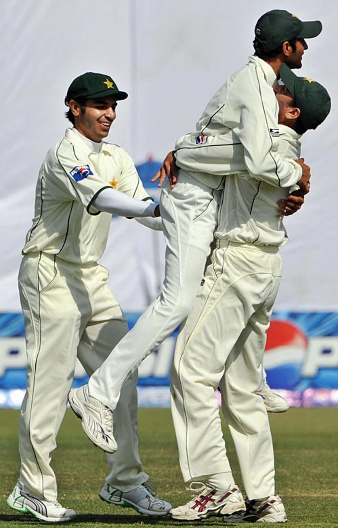 Shoaib Malik took a superb catch to dismiss Tharanga Paranavitana, Pakistan v Sri Lanka, 2nd Test, Lahore, 1st day, March 1, 2009