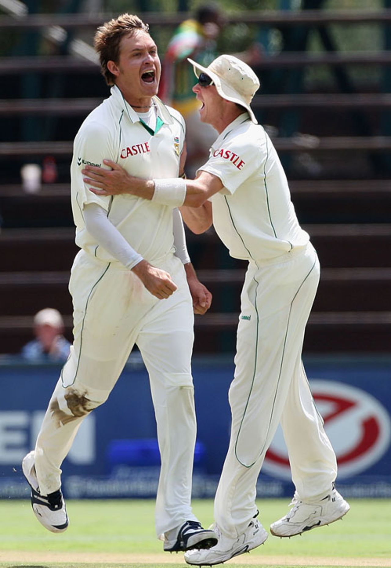Paul Harris is ecstatic after getting rid of Michael Clarke, South Africa v Australia, 1st Test, Johannesburg, 4th day, March 1, 2009