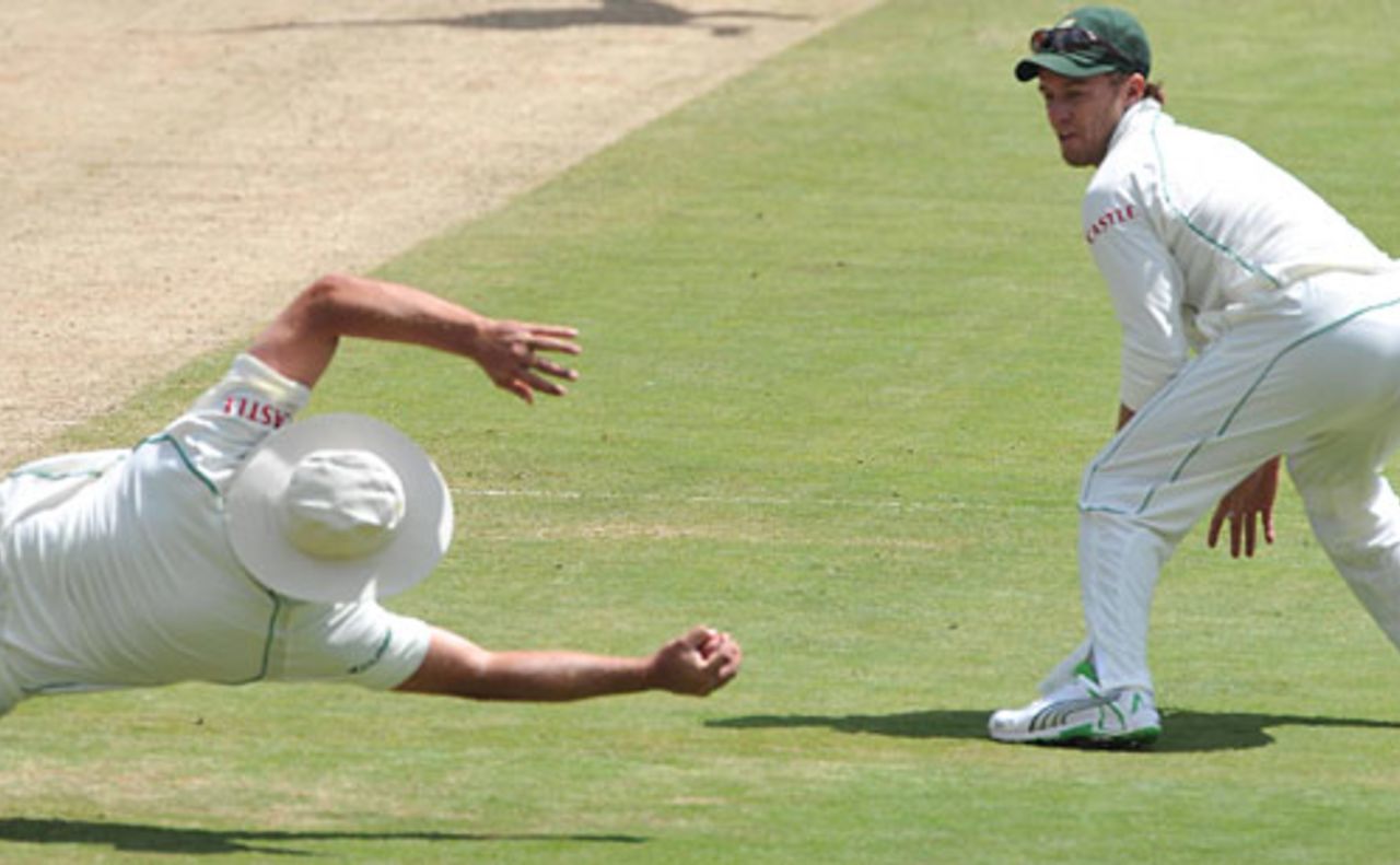 Jacques Kallis takes a blinder to dismiss Michael Clarke as AB de Villiers looks on, South Africa v Australia, 1st Test, Johannesburg, 4th day, March 1, 2009