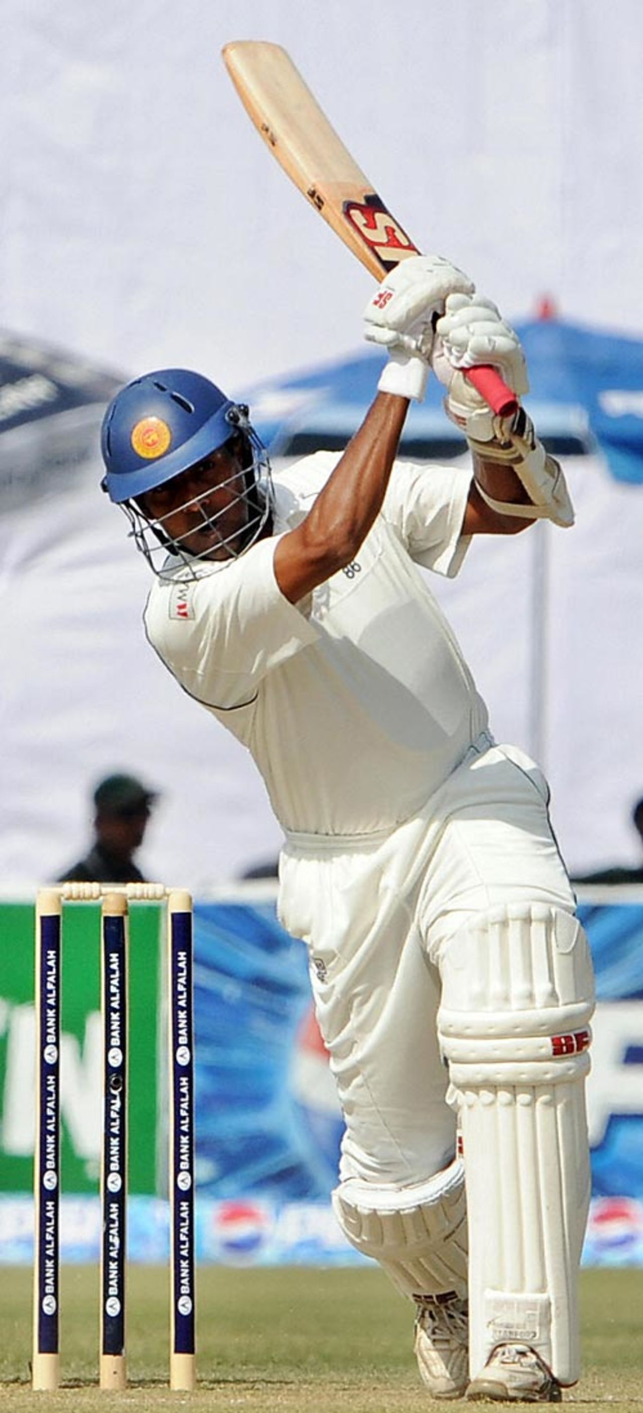 Thilan Samaraweera in an aggressive mood, Pakistan v Sri Lanka, 2nd Test, Lahore, 1st day, March 1, 2009