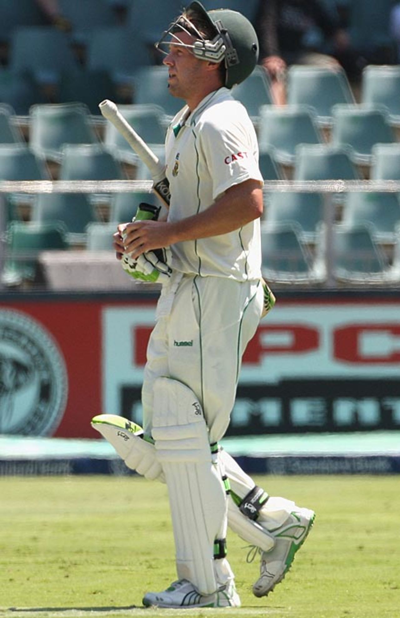 AB de Villiers walks back after an unsuccessful referral, South Africa v Australia, 1st Test, Johannesburg, 5th day, March 2, 2009