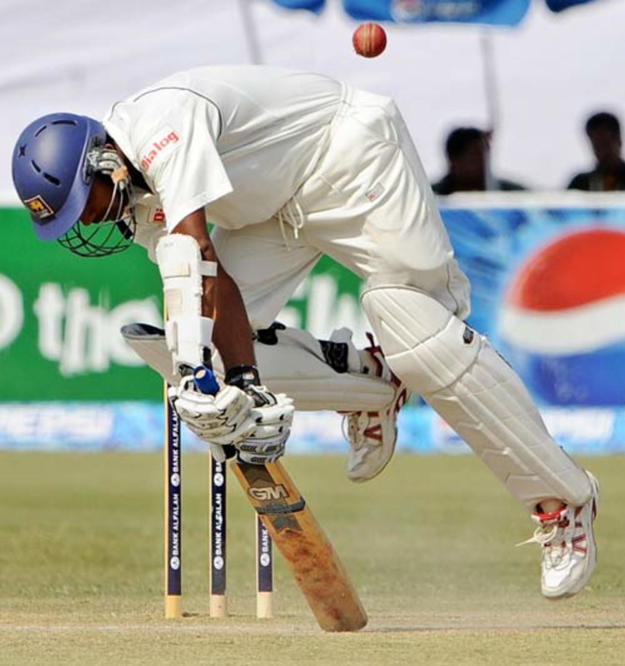 Prasanna Jayawardene digs out a yorker, Pakistan v Sri Lanka, 2nd Test, 2nd day, March 2, 2009