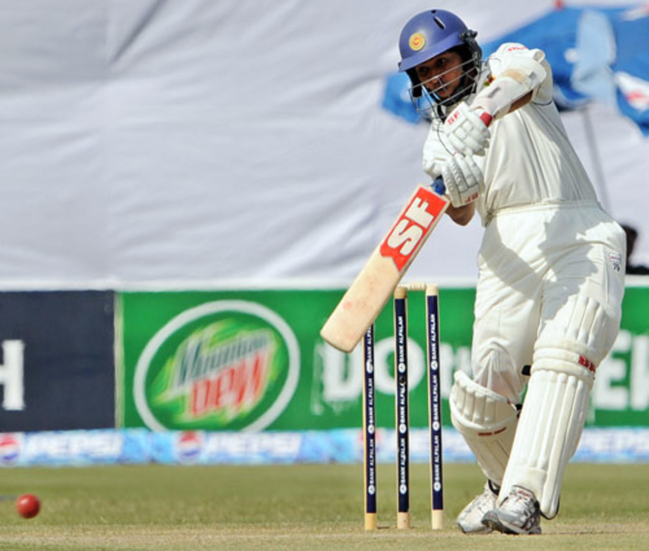 Tillakaratne Dilshan drills the ball through the off side, Pakistan v Sri Lanka, 2nd Test, 2nd day, March 2, 2009