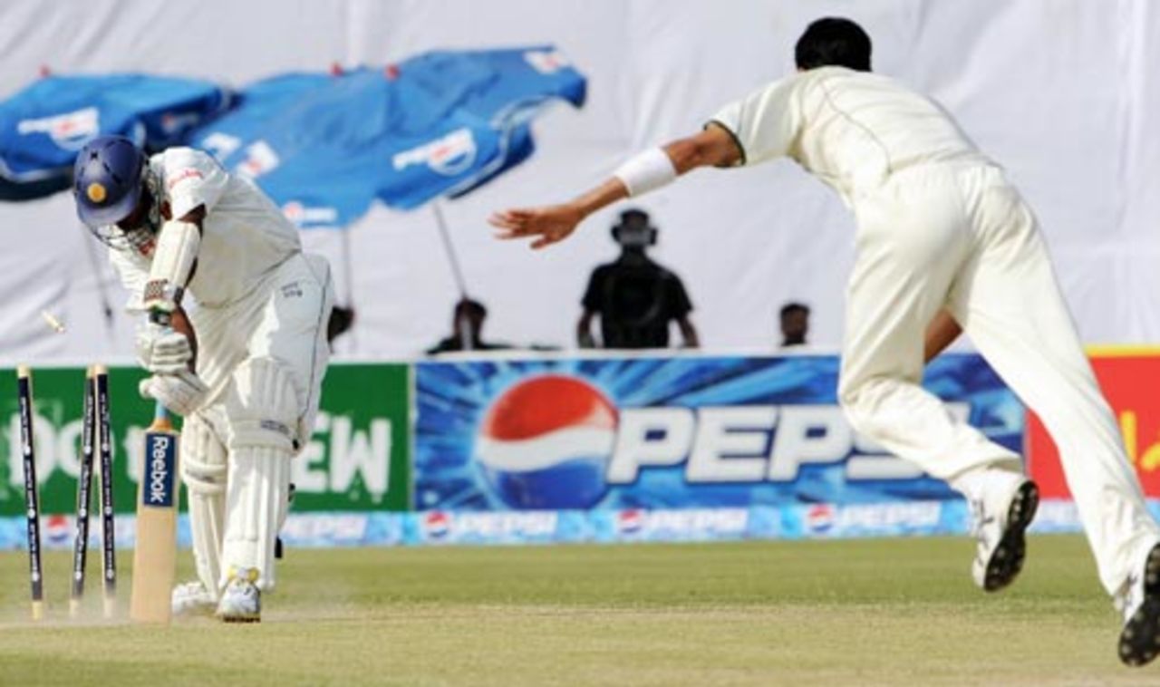 Ajantha Mendis has no answer to a yorker from Umar Gul, Pakistan v Sri Lanka, 2nd Test, 2nd day, March 2, 2009
