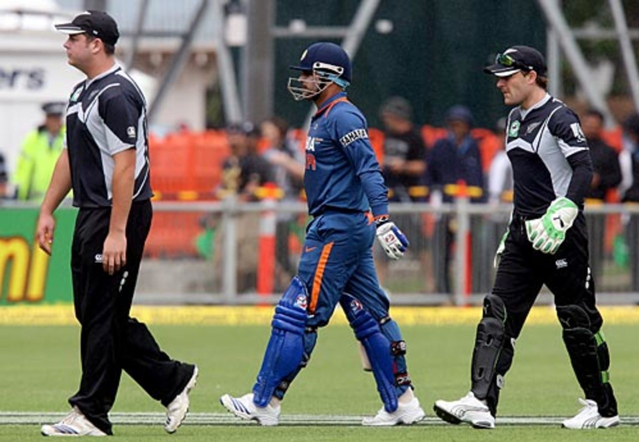 Rain forces the players off the field, New Zealand v India, 1st ODI, Napier, March 3, 2009
