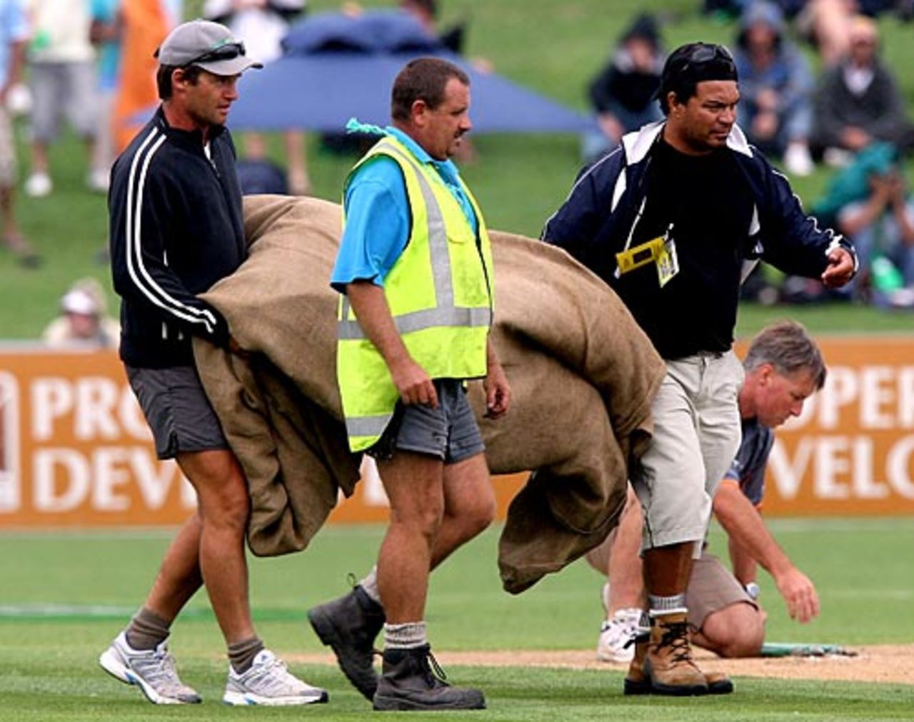 The ground staff bring out the covers, New Zealand v India, 1st ODI, Napier, March 3, 2009