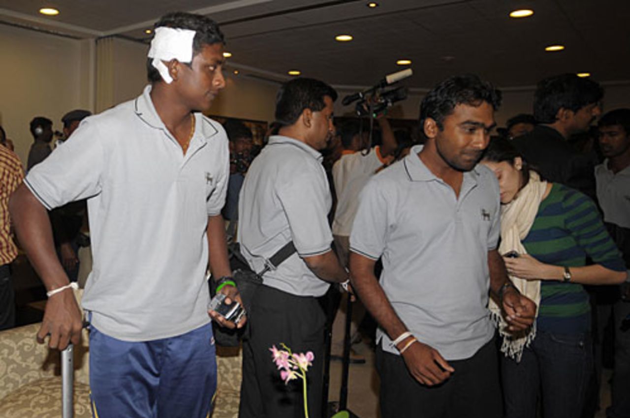 Ajantha Mendis, with plaster on his head, along with Mahela Jayawardene and his wife at the airport, Colombo, March 3, 2009