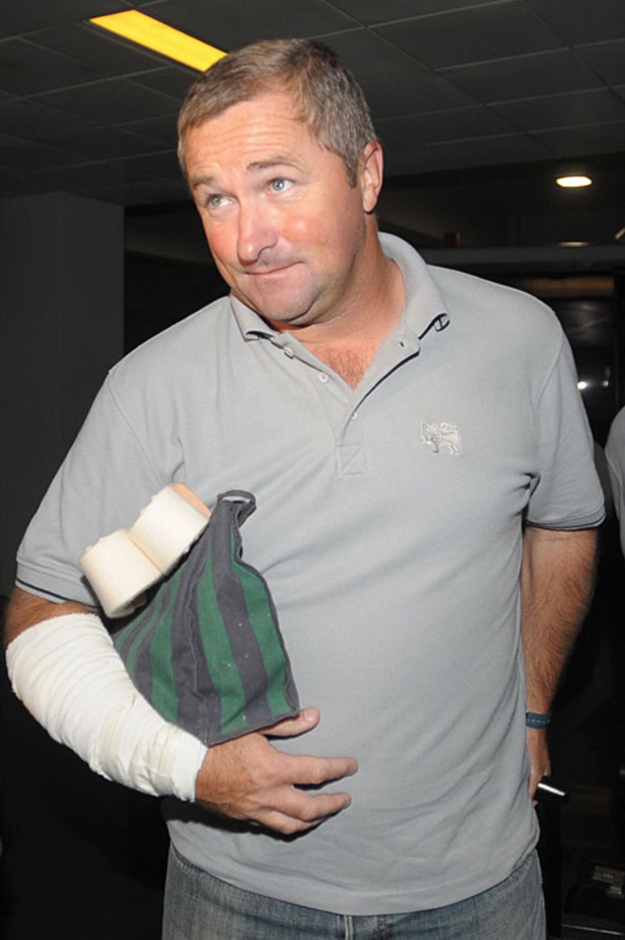 Sri Lanka assistant coach Paul Farbrace with his hand in a cast, Colombo, March 3, 2009