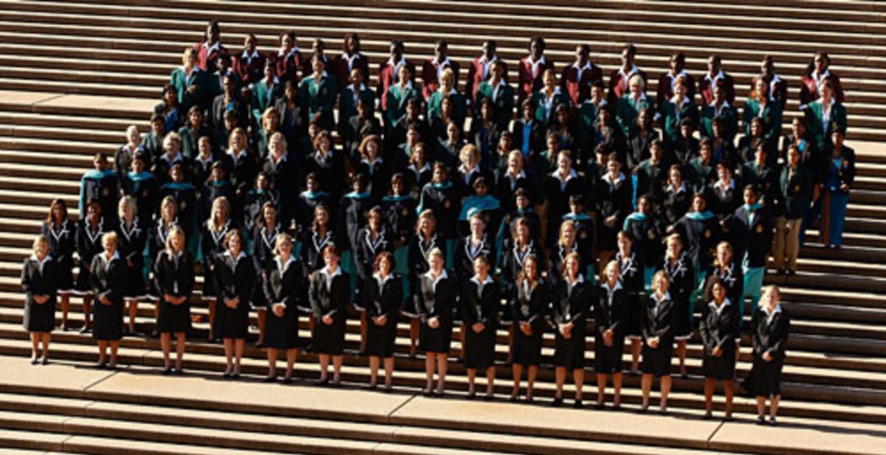 The players of all participating teams pose during the welcome ceremony of the 2009 Women's World Cup, Sydney, March 5, 2009