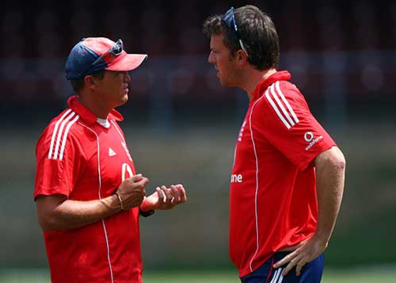 Andy Flower and Graeme Swann discuss, Trinidad, March 5, 2009