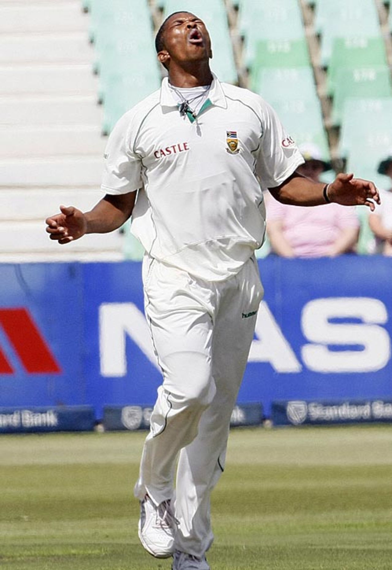Makhaya Ntini in action, South Africa v Australia, 2nd Test, Durban, 1st day, March 6, 2009