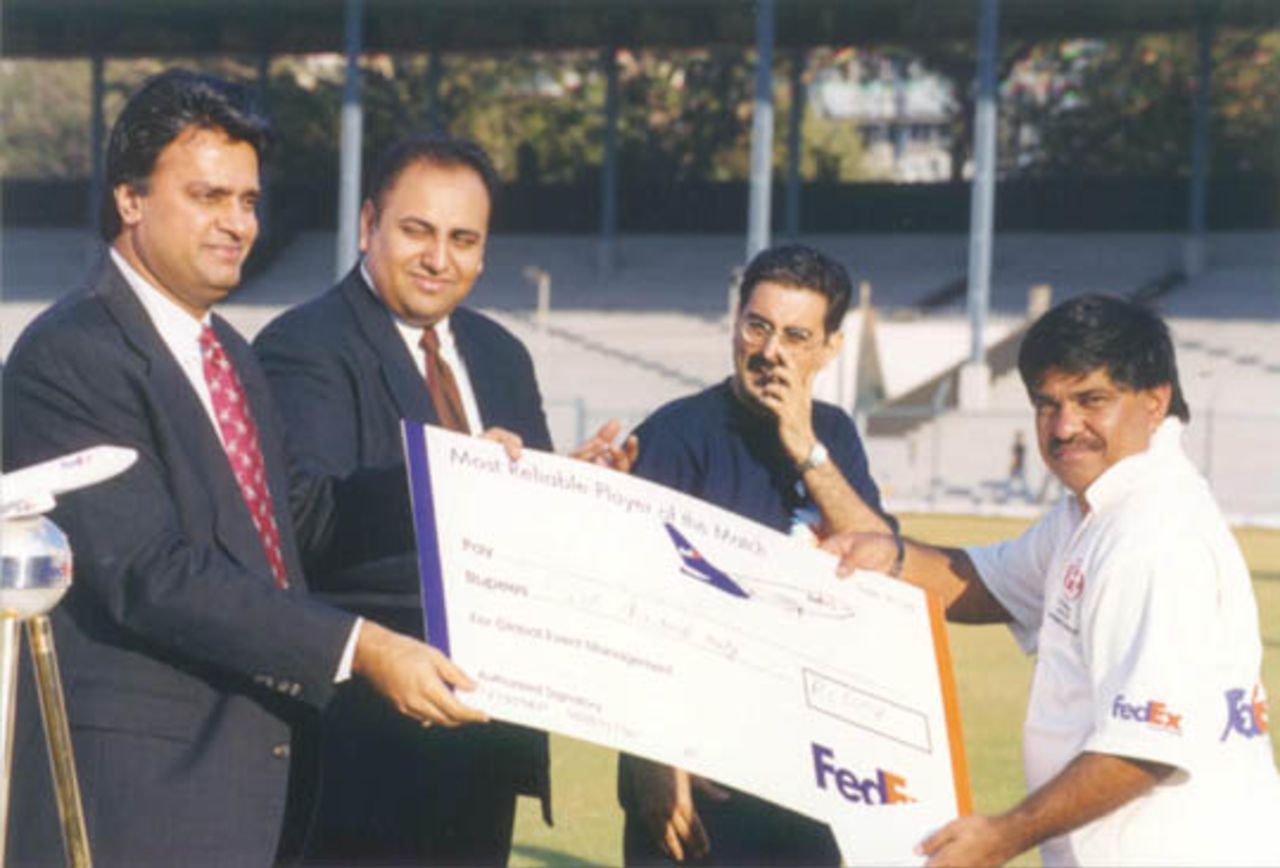 FedEx Cup 1999, First OD: FedEx India operations Managing Director Arun Kumar giving away the most-reliable-player award to Ashok Malhotra