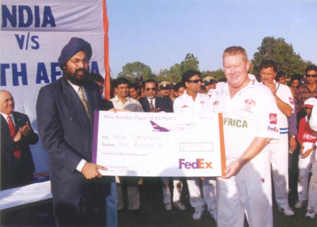 FedEx Cup 1999, Second OD: Henry Fotheringham receiving "The most reliable player of the match" award from Birender Ahluwalia of FedEx
