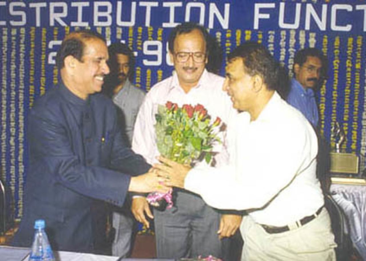 Manohar Joshi greeted by Sunil Gavaskar