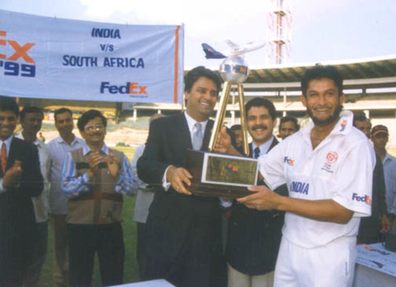 Sandeep Patil receiving the FedEx Trophy 99 from Arun Kumar MD FedEx India