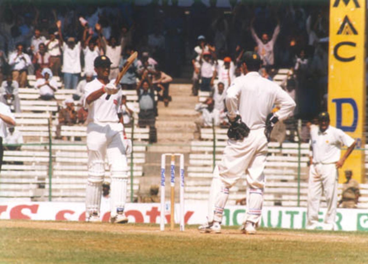 Rahul Dravid acknowledges the crowd after scoring his 50. India v Pakistan, Test 1, Day 2 at Chennai, 29 January 1999