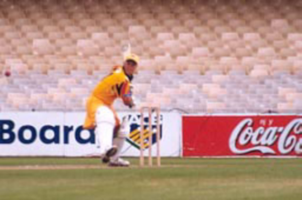 Cherie Bambury batting for WA against NSW.  2nd final.  NWCL Australia, 18 December 1999