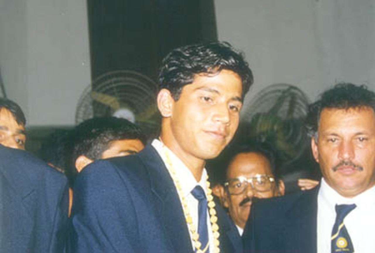 Indian opener Manish Sharma and coach Binny meet their fans, at Chennai airport, 29 Jan 2000