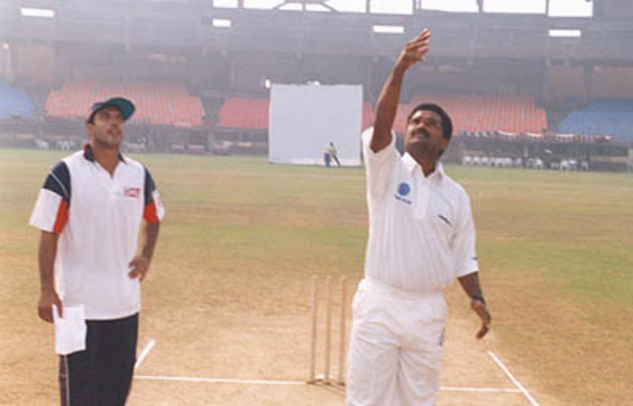 Robin calls as Ananthapadmanabhan tosses the coin, Ranji Trophy South Zone League, 2000/01, Kerala v Tamil Nadu, Nehru Stadium, Kochi, 29Nov-02Dec 2000.
