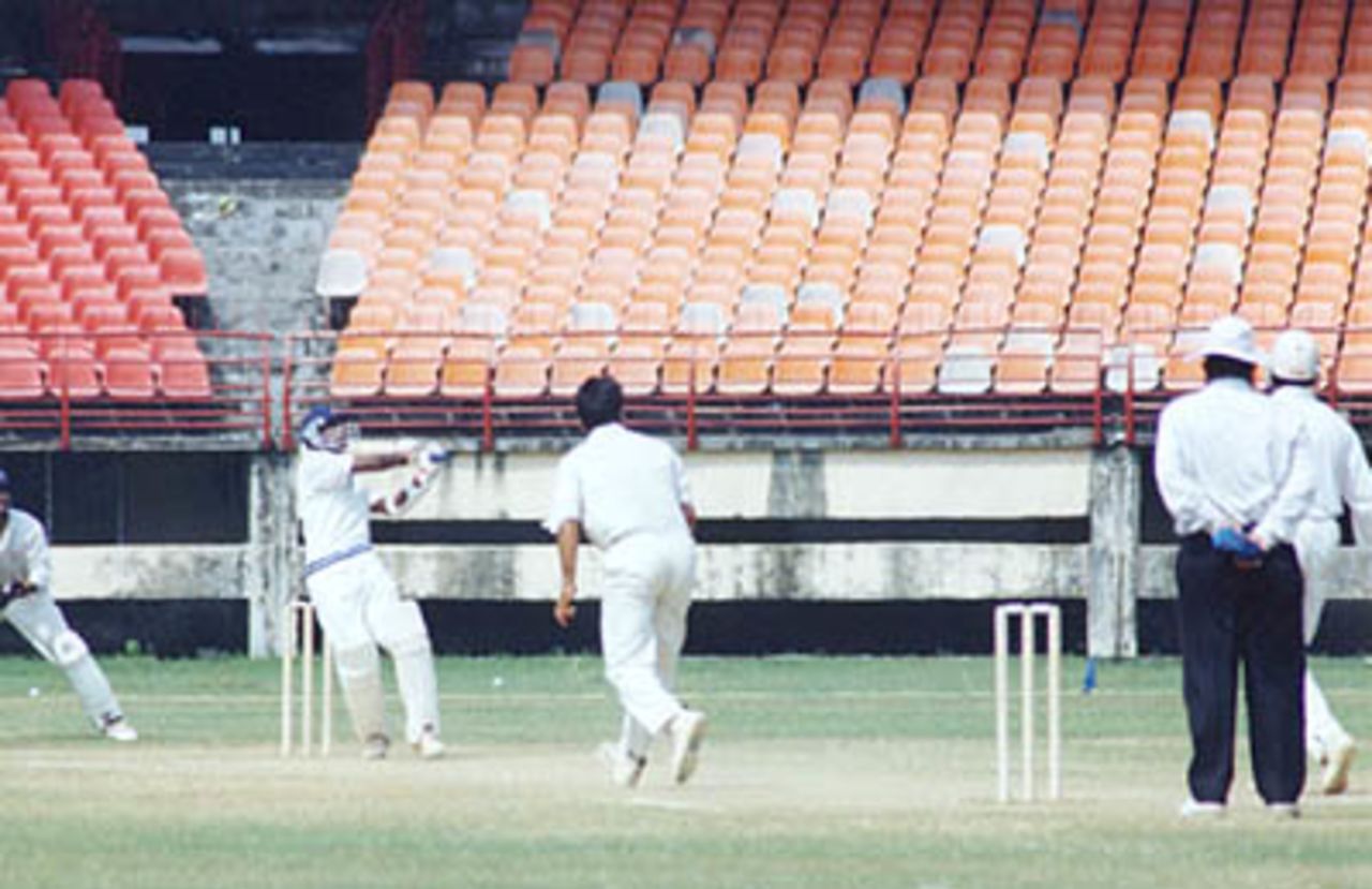 Kerala opener MP Sorab stand tall to pull Rajat Bhatia, Ranji Trophy South Zone League, 2000/01, Kerala v Tamil Nadu, Nehru Stadium, Kochi, 29Nov-02Dec 2000.