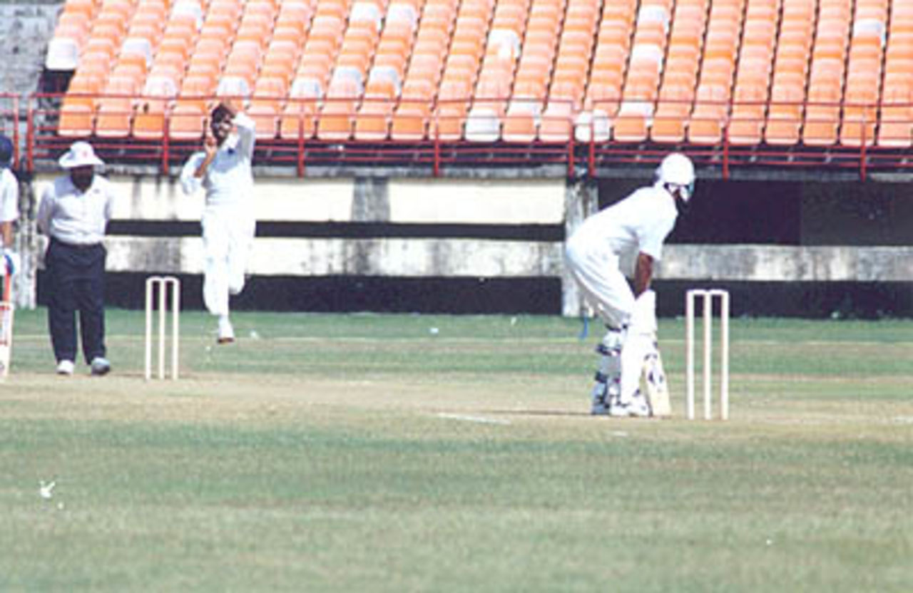 Tinu Youhanan is about to deliver the ball to JR Madanagopal. Ranji Trophy South Zone League, 2000/01, Kerala v Tamil Nadu, Nehru Stadium, Kochi, 29Nov-02Dec 2000.