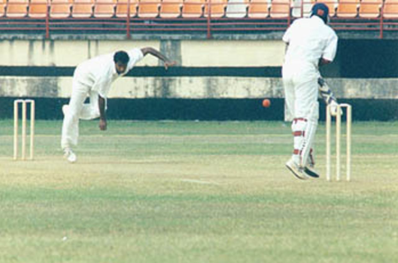 T Kumaran bowls to Ananthapadmanabhan. Ranji Trophy South Zone League, 2000/01, Kerala v Tamil Nadu, Nehru Stadium, Kochi, 29Nov-02Dec 2000.