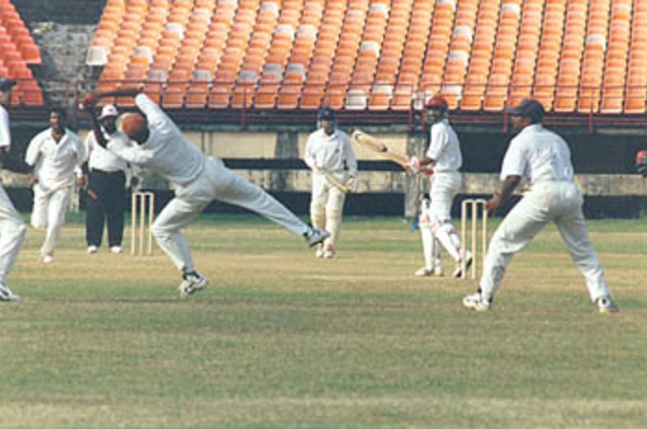 JR Madanagopal about to snap Suresh Kumar at second slip off T Kumaran. Ranji Trophy South Zone League, 2000/01, Kerala v Tamil Nadu, Nehru Stadium, Kochi, 29Nov-02Dec 2000.