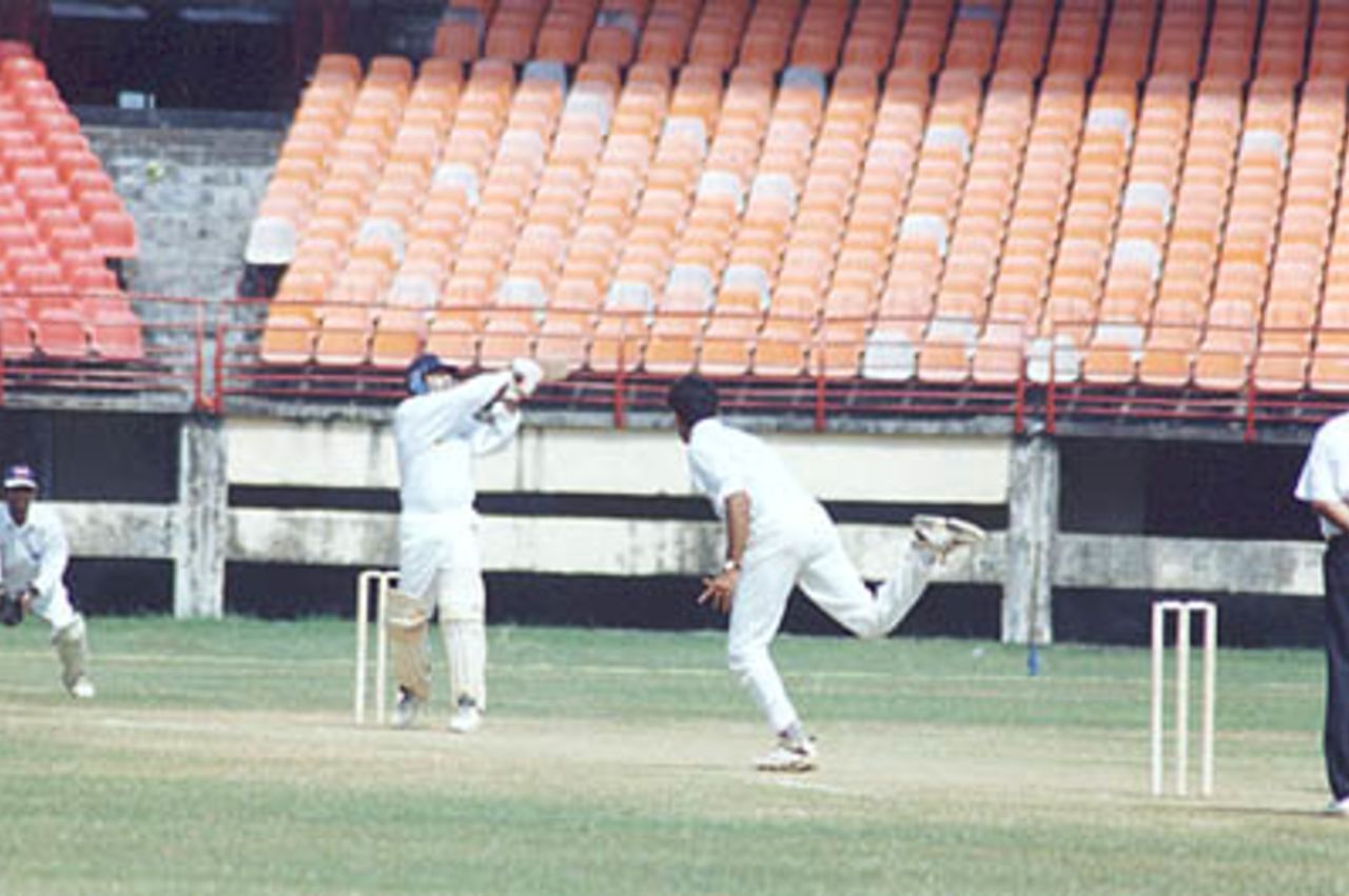 AR kapoor pulls Prashanth Menon. Ranji Trophy South Zone League, 2000/01, Kerala v Tamil Nadu, Nehru Stadium, Kochi, 29Nov-02Dec 2000.