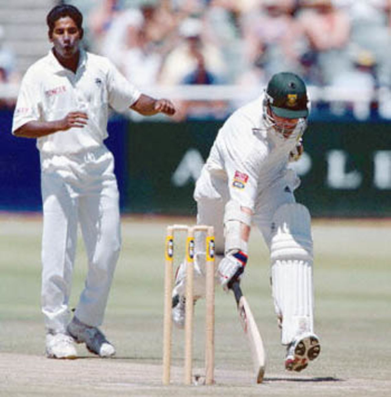 South African batsman Lance Klunser scrambles throu for a single 04 January 2001 with Chaminda Vaas looking on during the 3rd day of the 2nd test between South Africa and Sri Lanka played at the Newlands cricket ground in Cape Town.