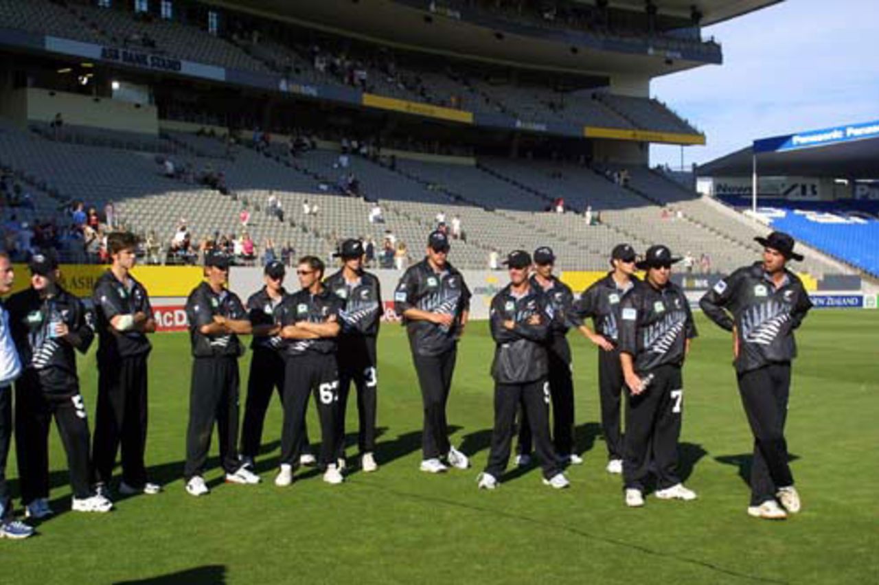 Dejected New Zealand players after losing the third National Bank Series One-Day International by one wicket to Zimbabwe at Eden Park, Auckland, 7 January 2001.