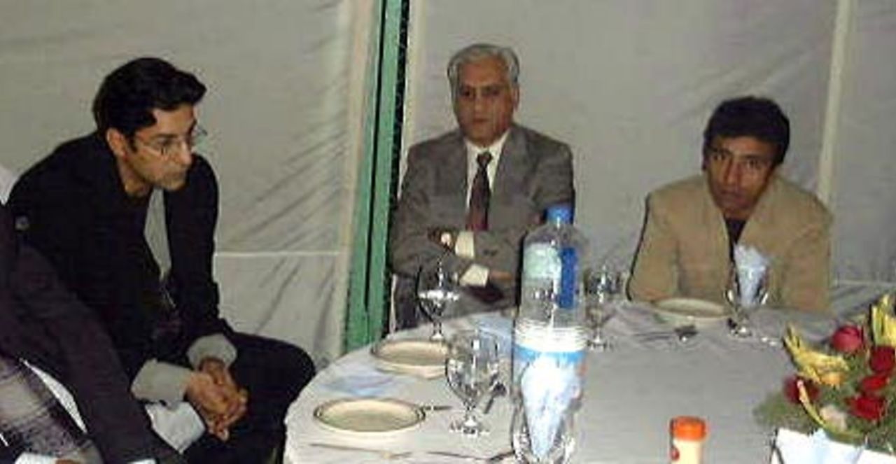 Current Pakistan stars Wasim Akram and Saeed Anwar with Past Chairman PCB, Khalid Mahmood at the Pakistan Veterans Cricket Association Dinner in Lahore, January 15, 2001