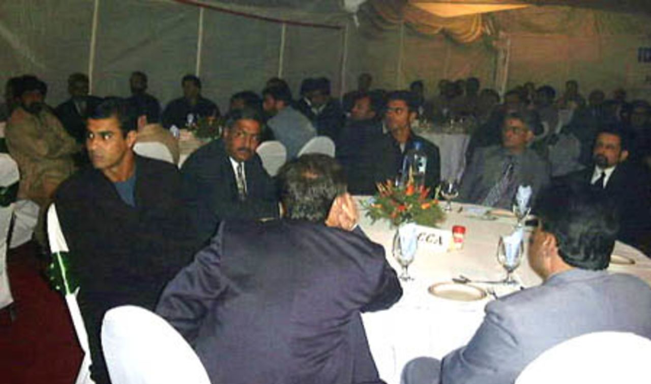 Current Pakistan stars Waqar Younis and Abdur Razzaq and other guests at the Pakistan Veterans Cricket Association Dinner in Lahore, January 15, 2001