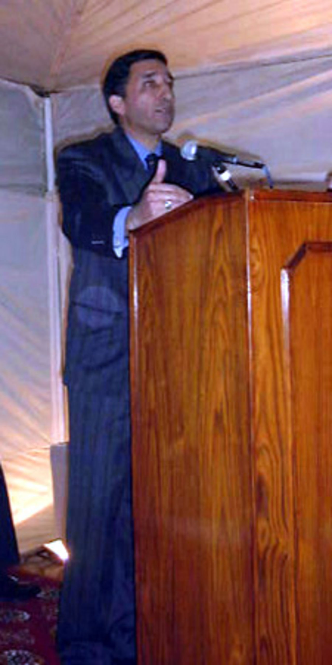 Ashiq Hussain Qureshi, Vice President PVCA, addressing the large audience of Pakistani cricket veterans at the Pakistan Veterans Cricket Association Dinner in Lahore, January 15, 2001