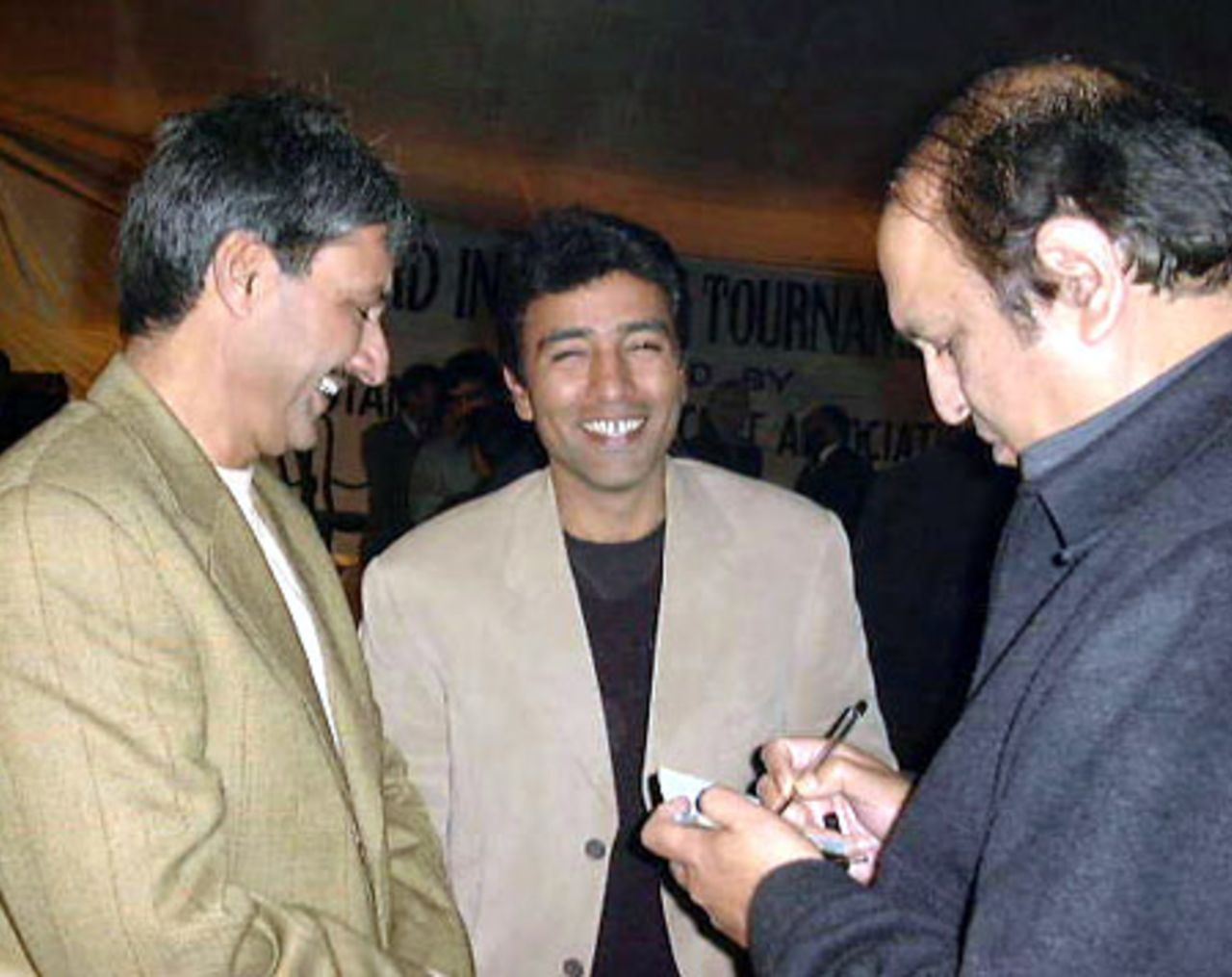 Current Pakistan cricketer Saeed Anwar and veteran Shafiq Papa Pakistan at the Veterans Cricket Association Dinner in Lahore, January 15, 2001