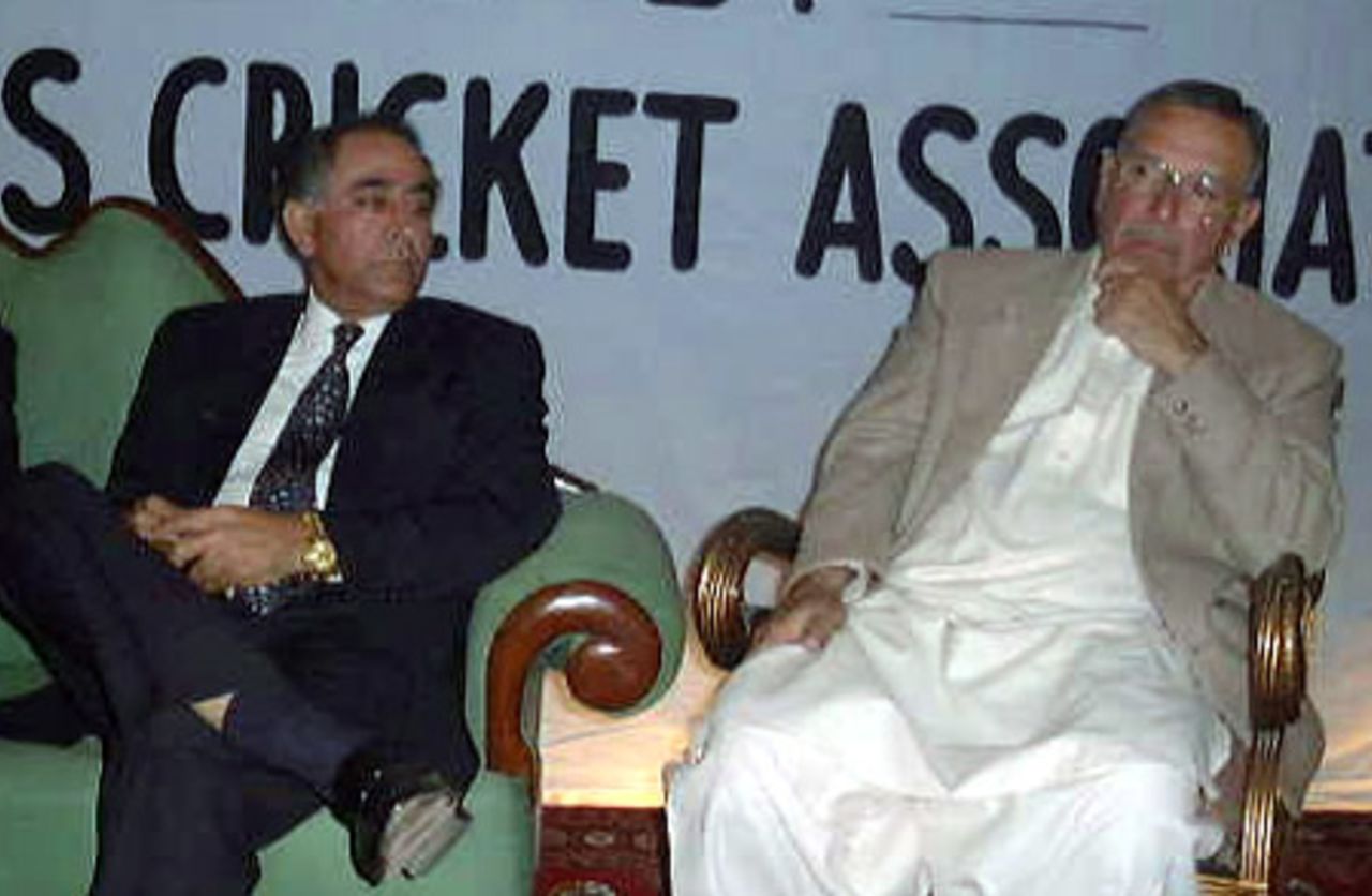 Chief Guest, PCB Chairman Lt Gen Tauqir Zia and past Director PCB, Javed Zaman at the Pakistan Veterans Cricket Association Dinner in Lahore, January 15, 2001