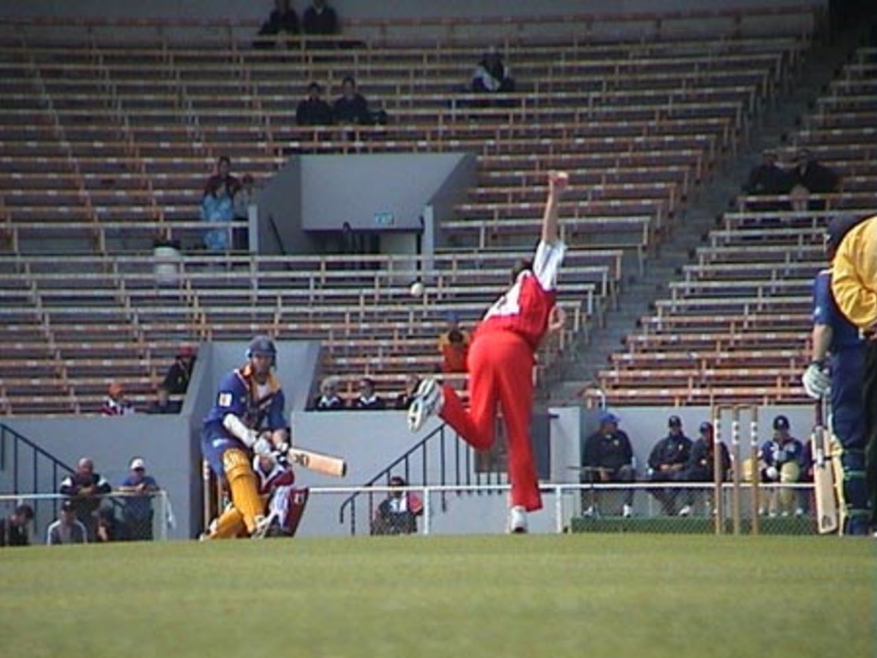 Otago batsman Mark Richardson gets set to sweep Canterbury left arm orthodox spinner Carl Anderson in his innings of 49, Shell Cup: Canterbury v Otago at Jade Stadium, Christchurch, 16 January 2001