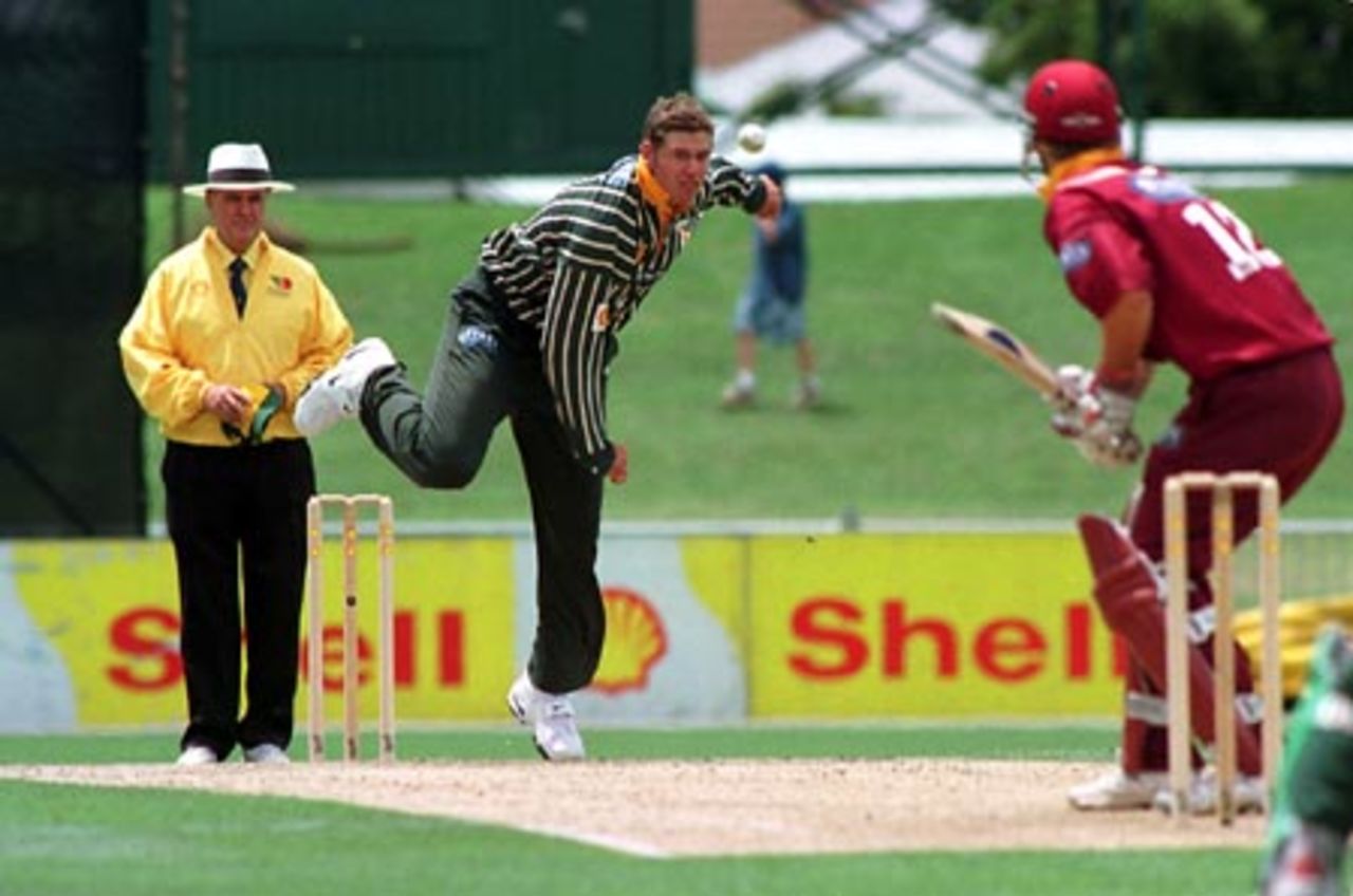 Central Districts bowler Jacob Oram bowls to Northern Districts batsman Daniel Vettori as umpire Doug Cowie looks on. Shell Cup Semi Final: Central Districts v Northern Districts at McLean Park, Napier, 21 January 2001.
