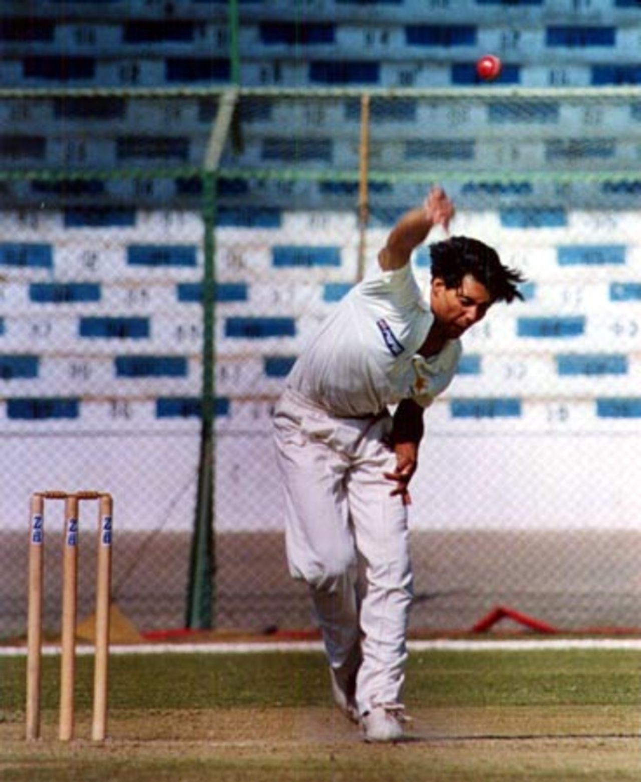 Mohammad Sami during his spell (24.2-7-64-5), Quaid-e-Azam Trophy Grade-I Final, Karachi Cricket Association v Lahore Cricket Association Blues at Karachi, 20-24 Jan 2001