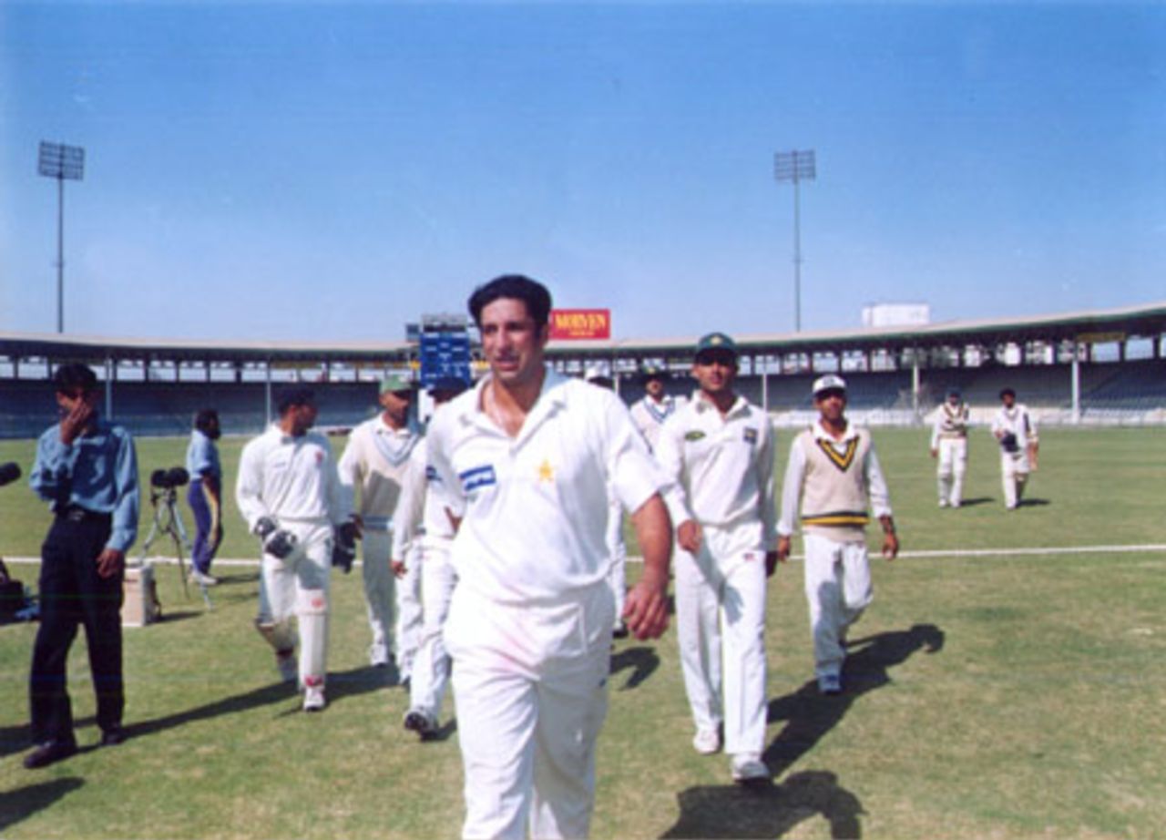 Wasim Akram leads his team off the ground, Quaid-e-Azam Trophy Grade-I Final, Karachi Cricket Association v Lahore Cricket Association Blues at Karachi, 20-24 Jan 2001