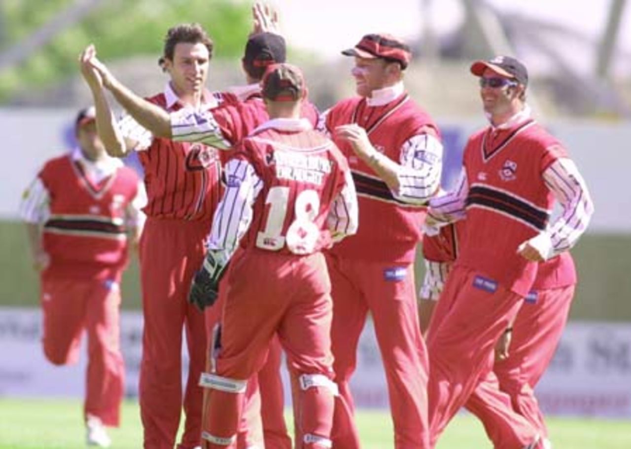 Canterbury opening bowler Ryan Burson is congratulated by team-mates after dismissing Central Districts opener David Kelly for seven, thanks to a leaping catch in the slips by Nathan Astle. 3rd Shell Cup Final: Canterbury v Central Districts at Jade Stadium, Christchurch, 28 January 2001.