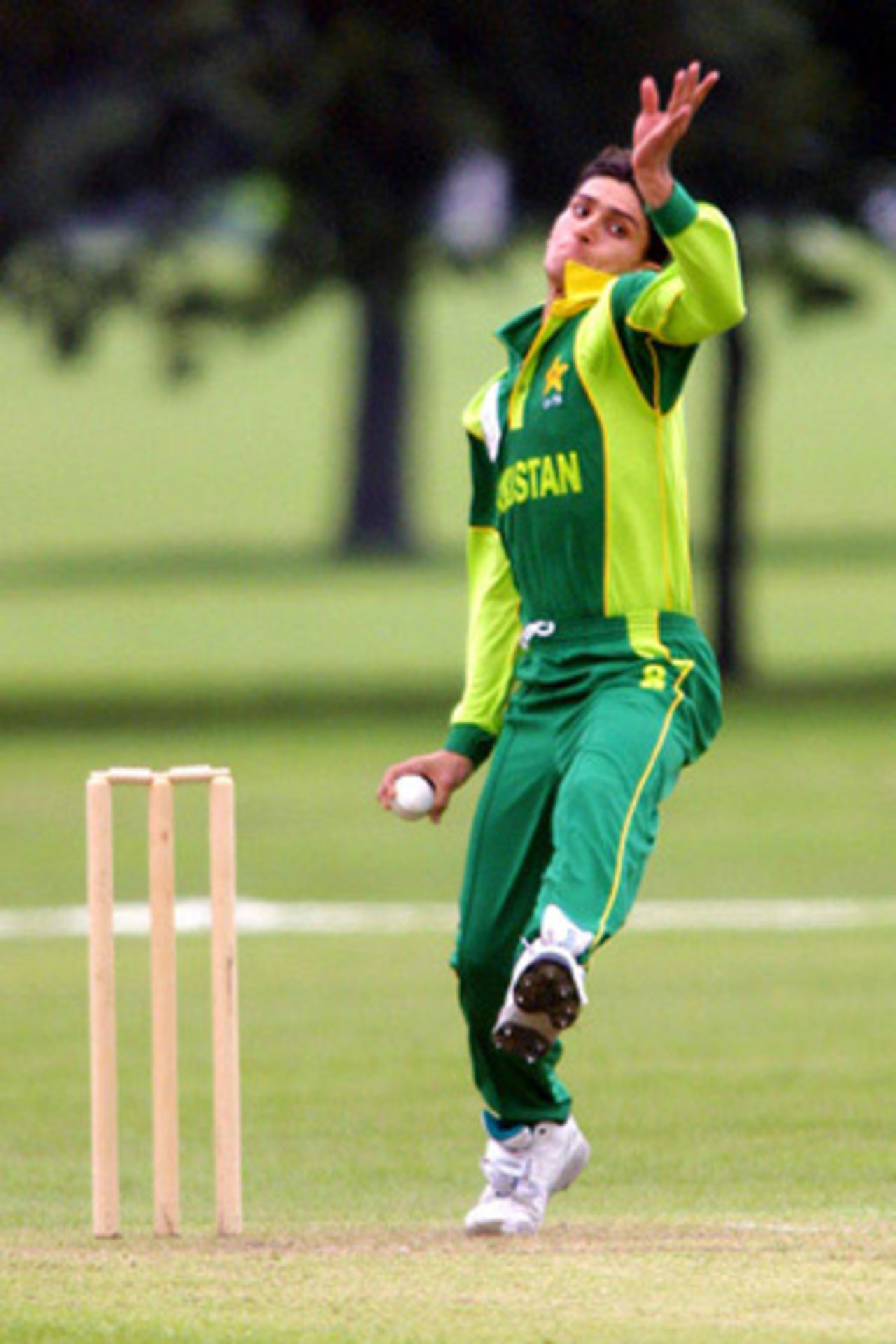 Pakistan Under-19 bowler Arsalan Mir delivers a ball. ICC Under-19 World Cup Warmup: Pakistan Under-19 v Zimbabwe Under-19 at Hagley Oval, Christchurch, 16 January 2002.
