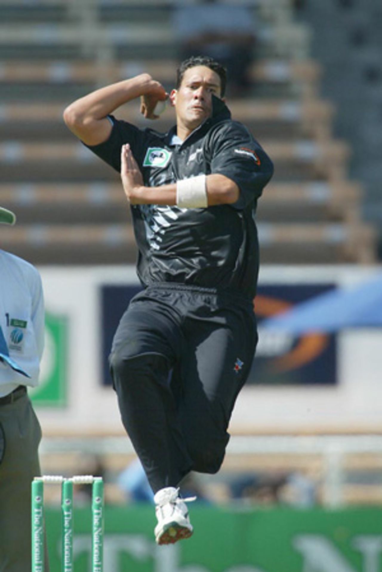New Zealand bowler Daryl Tuffey delivers a ball during his spell of 2-11 from 10 overs. 3rd ODI: New Zealand v India at Jade Stadium, Christchurch, 1 January 2003.