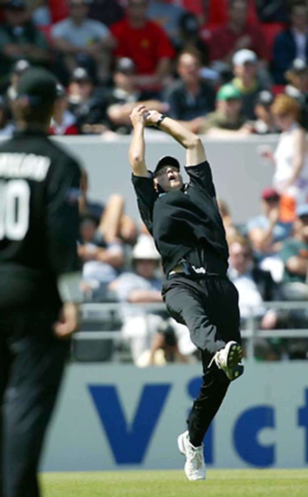 New Zealand fielder Daniel Vettori leaps back to take a catch at mid on off the bowling of Paul Hitchcock to dismiss Indian batsman Rahul Dravid for 20. 3rd ODI: New Zealand v India at Jade Stadium, Christchurch, 1 January 2003.