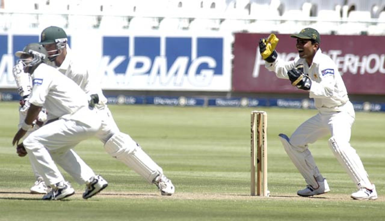 Graeme Smith survives a confident appeal for a catch against Pakistan at Newlands